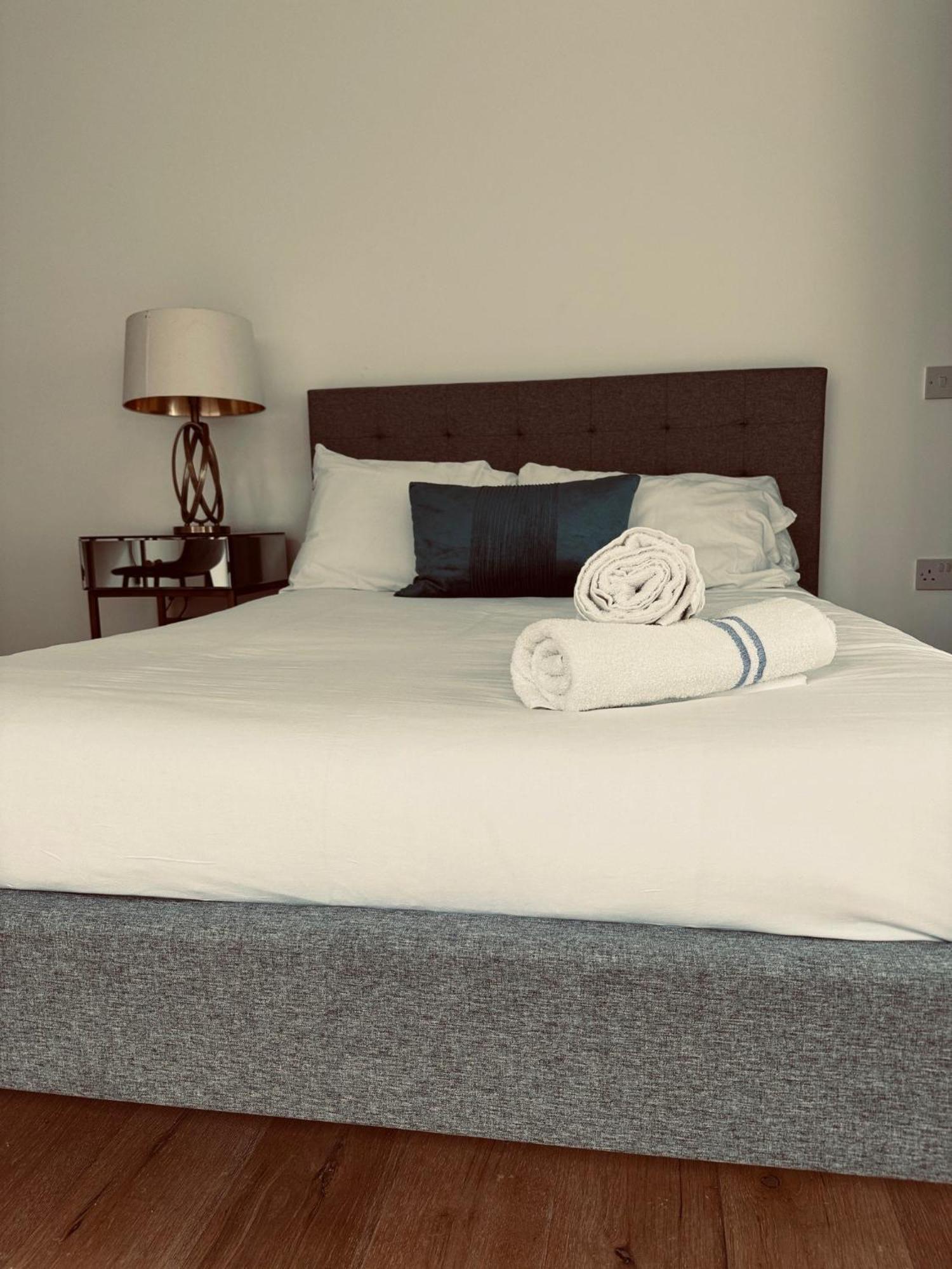 Brand New Spacious 3 Bed With Terrace In Shoreditch Apartment *